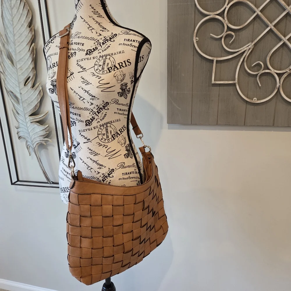 Sondra Roberts Woven/Basket Weave Classic Tan/Brown Shoulder Bag, Large - Picture 2 of 7